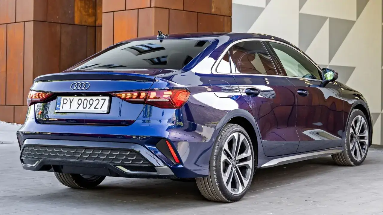 Błękitne Audi A3 sedan, tył pojazdu z tablicą rejestracyjną. Sprawdź aktualną audi a3 cena.