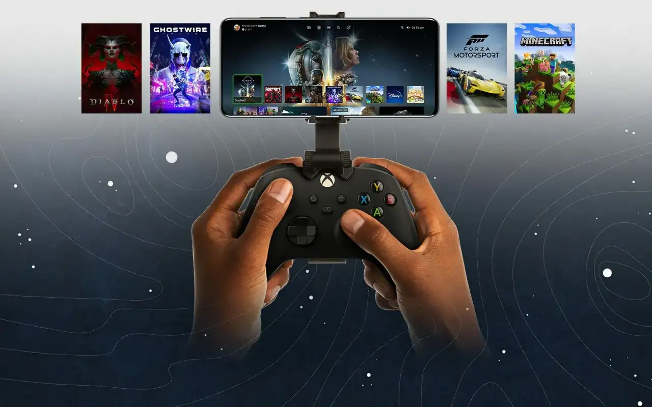 Dłonie trzymające kontroler Xbox, na ekranie smartfona widoczne gry z Xbox Cloud Gaming.