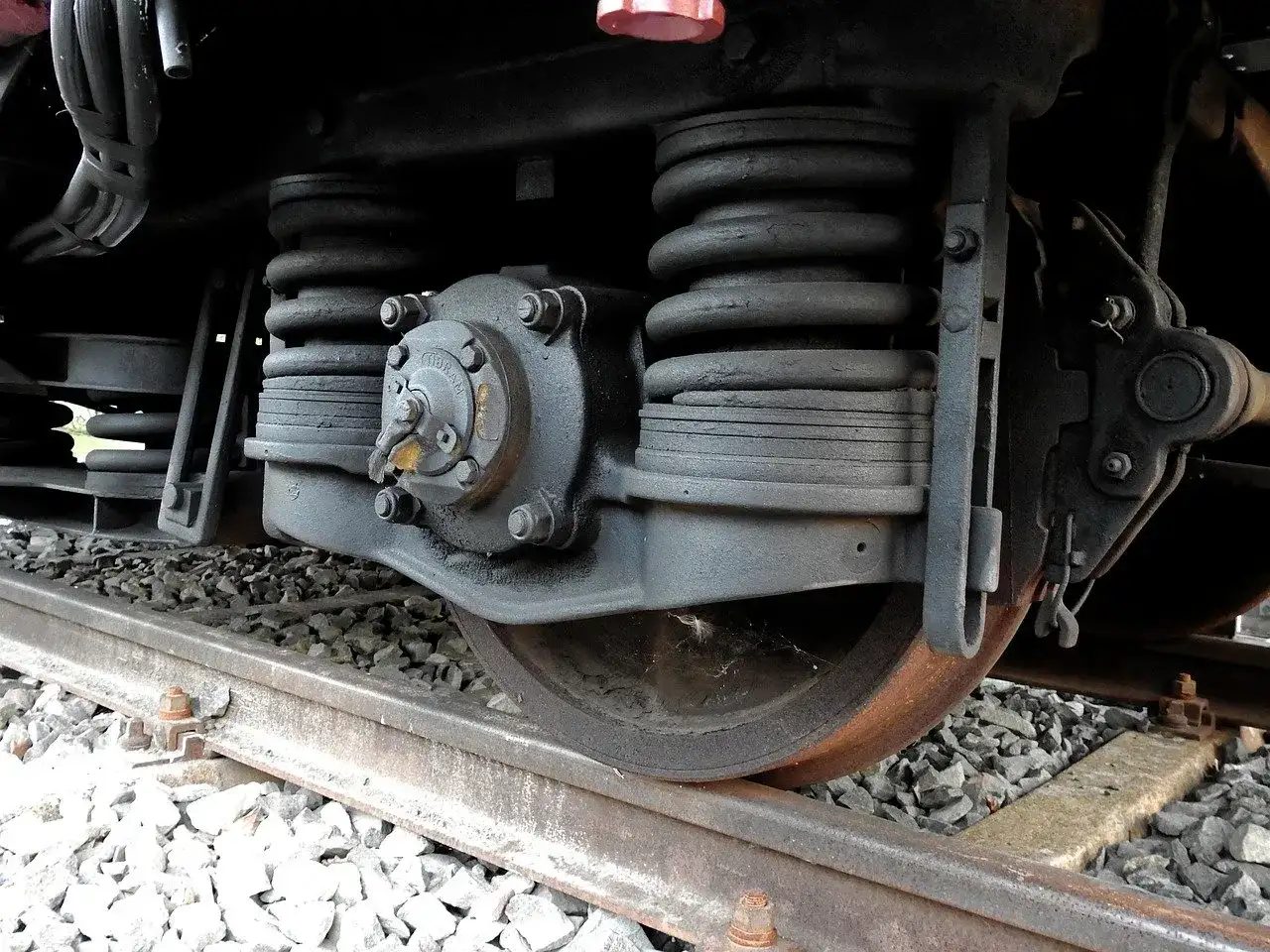 Zbliżenie na mechanizm koła kolejowego, sprężyny i elementy układu hamulcowego. To kluczowe dla skrócenia drogi hamowania pociągu.