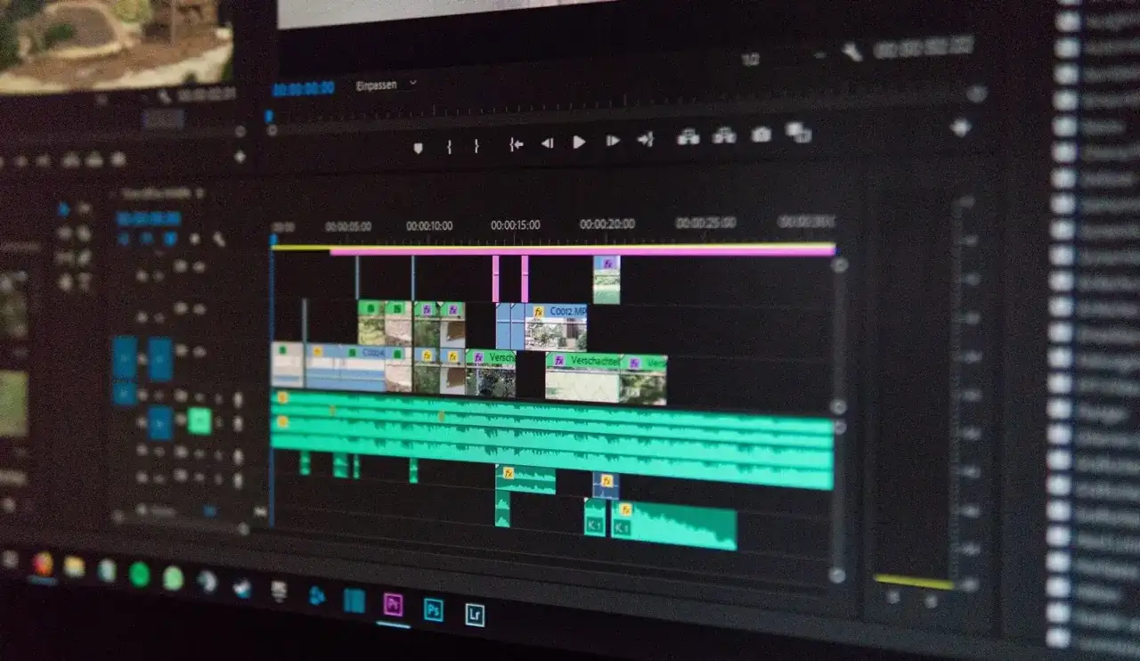 Ekran komputera z zaawansowanym interfejsem do edycji wideo. Widoczna oś czasu z klipami wideo i ścieżkami audio, gotowa do kreatywnej pracy.