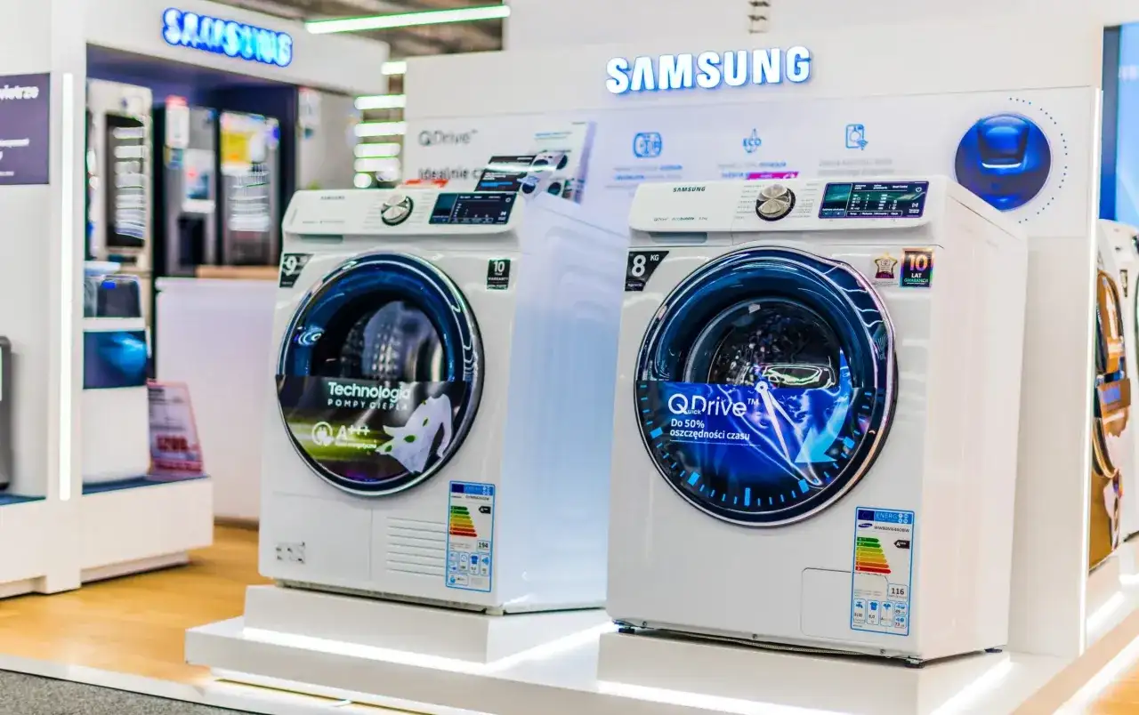 Dwie pralki Samsung z technologią QDrive, idealne do oszczędności czasu. Kalibracja pralki Samsung jest prosta dzięki intuicyjnemu panelowi.