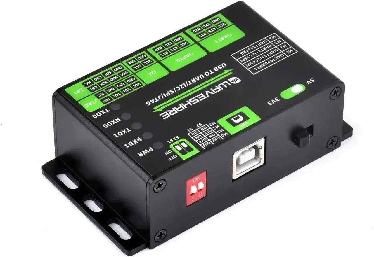 Czarny moduł Waveshare z zielonym **interfejsem** USB na UART/I2C/SPI/JTAG, z portami i przełącznikami.
