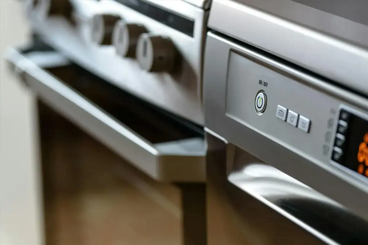 Panel sterowania zmywarki Electrolux. Dowiedz się, jak włączyć czyszczenie zmywarki, naciskając przycisk zasilania i wybierając odpowiedni program.