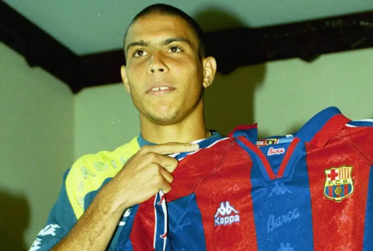 Ronaldo Nazario, znany z gry w klubach takich jak Barcelona, Inter Mediolan i Real Madryt, prezentuje koszulkę FC Barcelony.