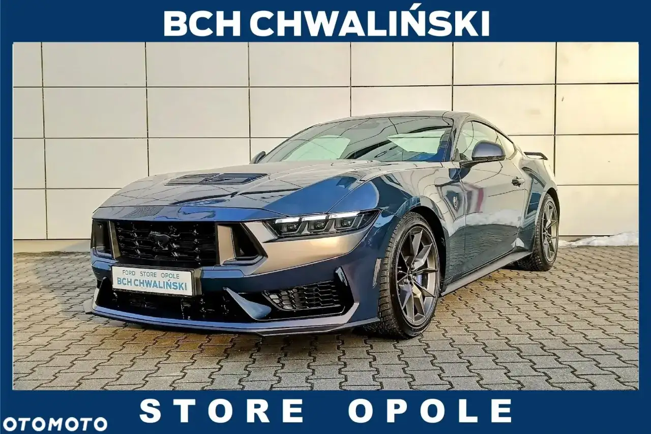 Nowy Ford Mustang w ciemnoniebieskim kolorze, zaparkowany przed salonem BCH Chwaliński Opole.