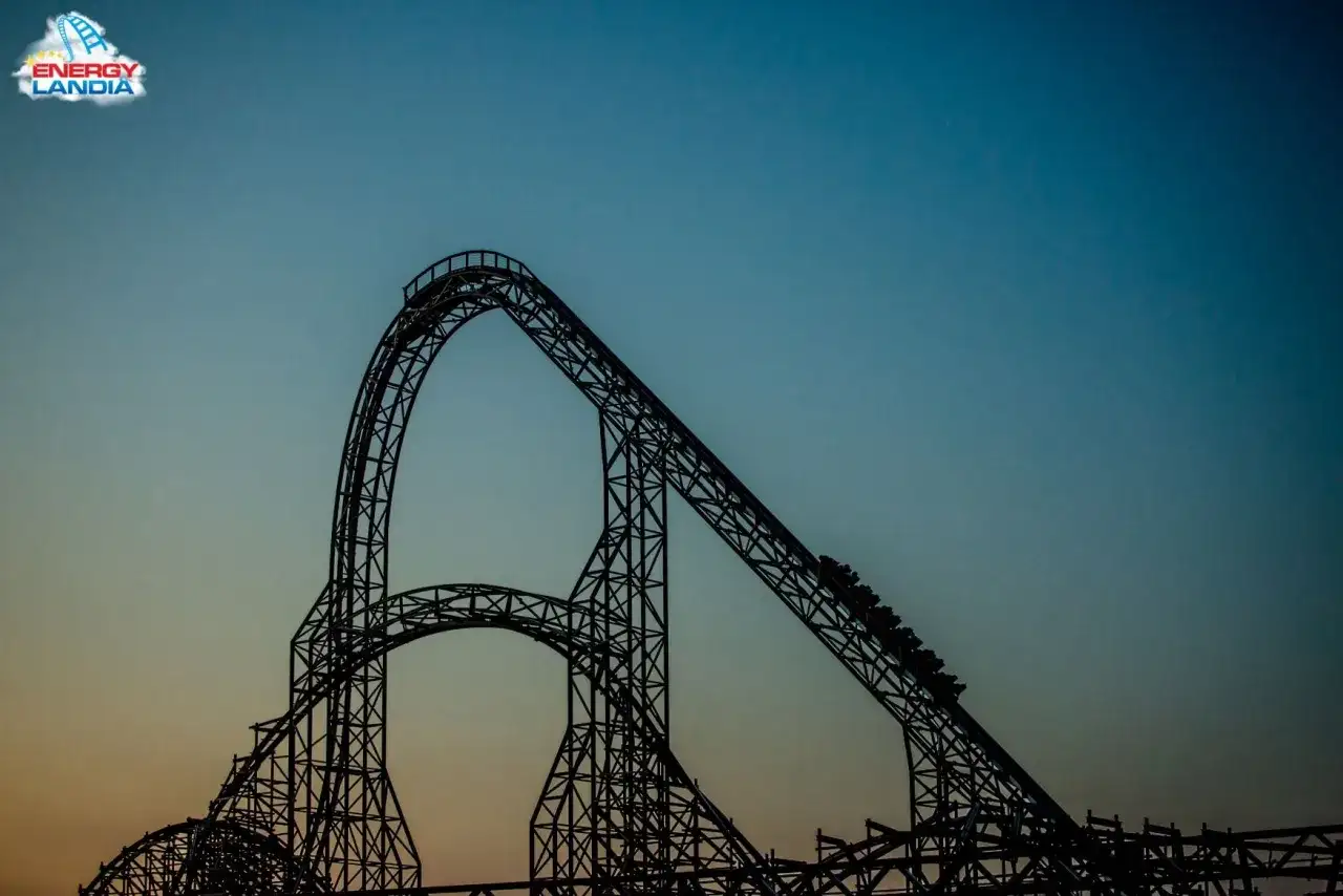 Największy drewniany rollercoaster na świecie w Energylandii, z wagonikami wspinającymi się po stromym wzniesieniu.