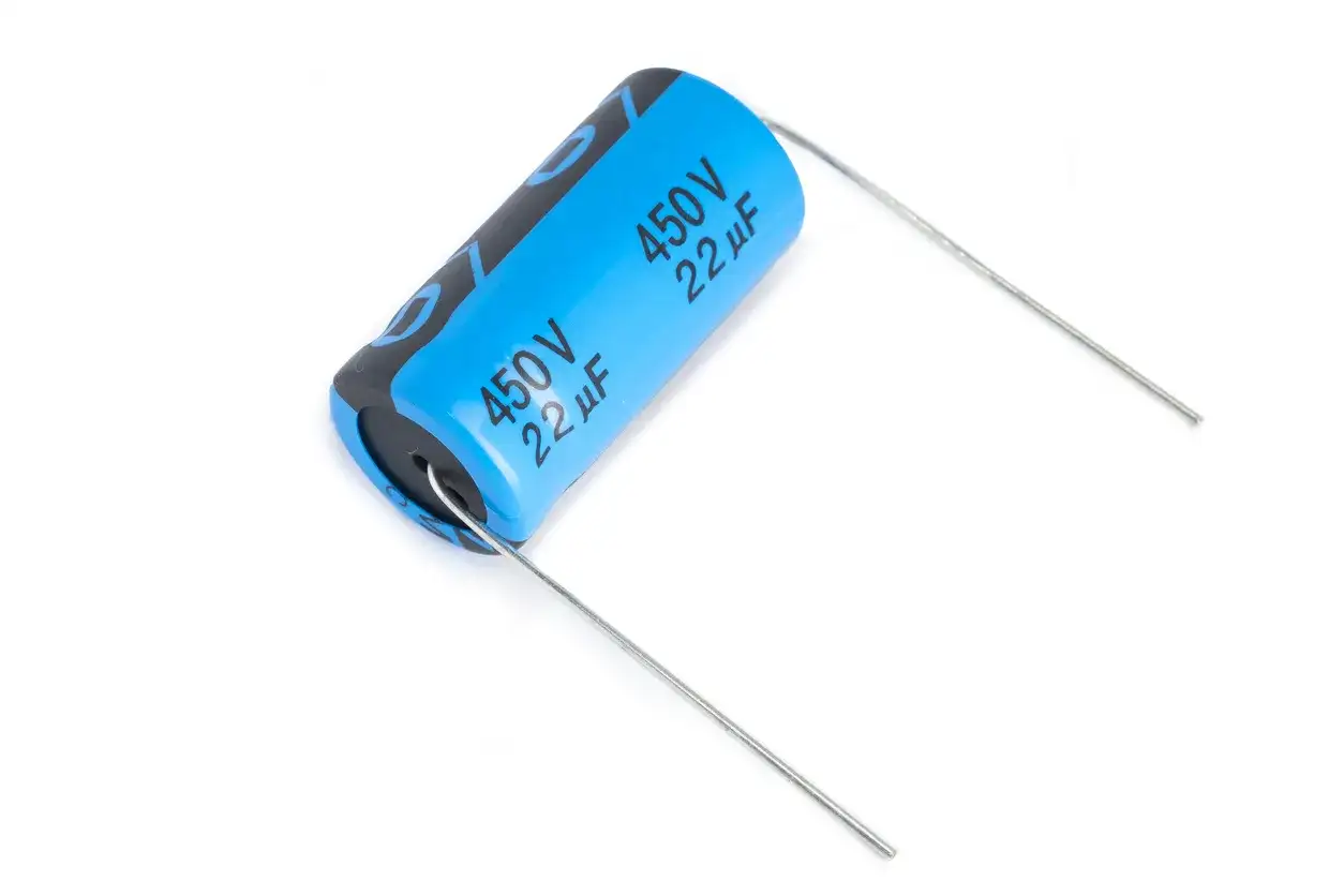 Niebieski kondensator elektrolityczny 450V 22µF, jeden z wielu rodzajów kondensatorów, z dwoma metalowymi wyprowadzeniami.