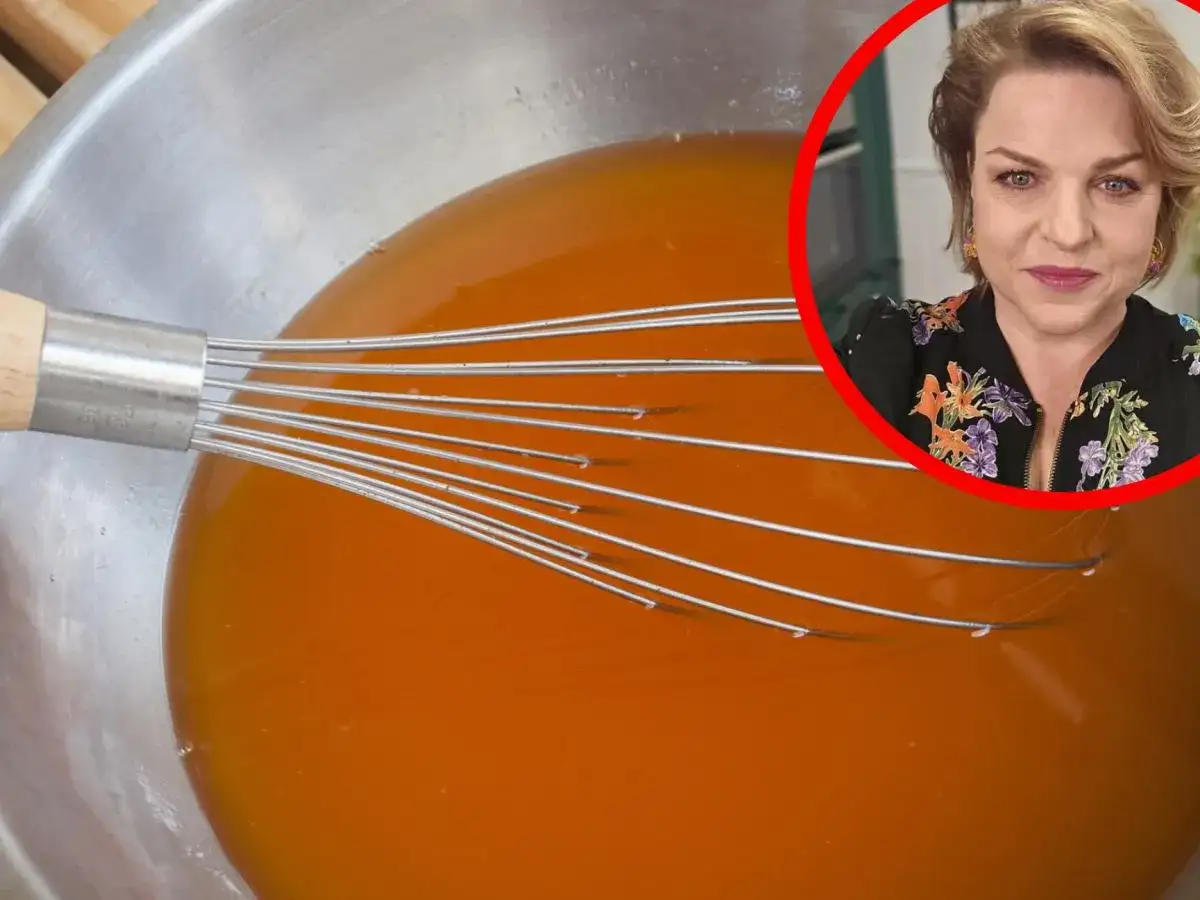 Mieszanie płynu w misce, który ma gęstnieć jak galaretka. W tle uśmiechnięta kobieta w kolorowej bluzce.