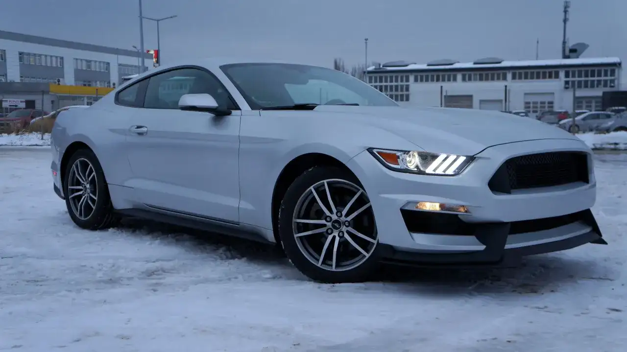 Srebrny Mustang 2.3 Ecoboost na śniegu, gotowy na zimowe wyzwania.