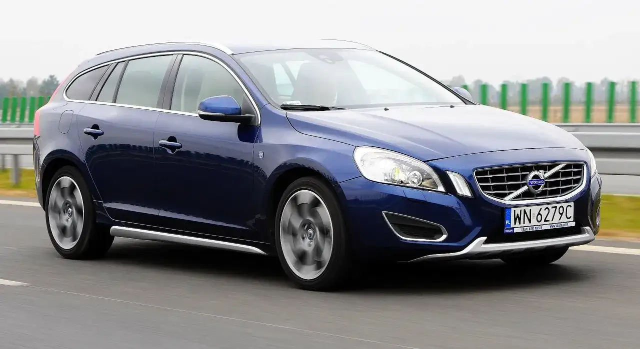 Niebieskie Volvo V60 w ruchu drogowym. Wiele pozytywnych volvo v60 opinie potwierdza jego wszechstronność.
