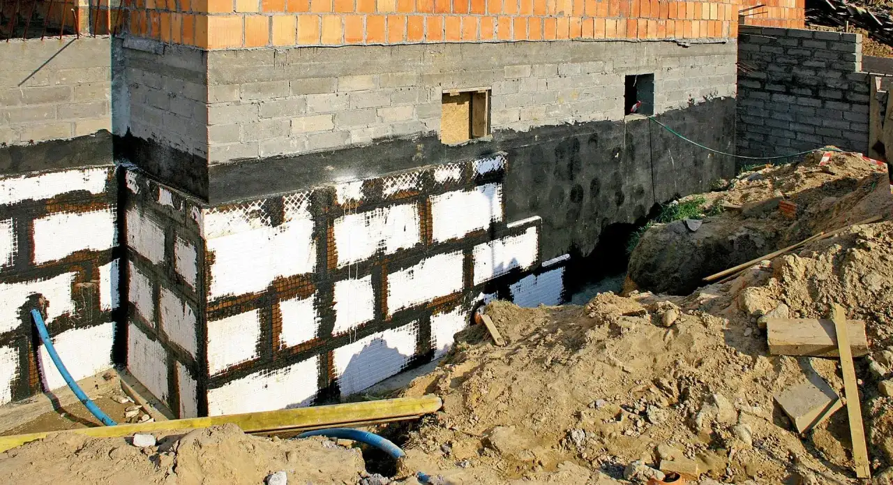 Nowe ściany w piwnicy z izolacją przeciwwilgociową i drenarską. To świetny pomysł na ściany w piwnicy, zapewniający ochronę przed wilgocią.