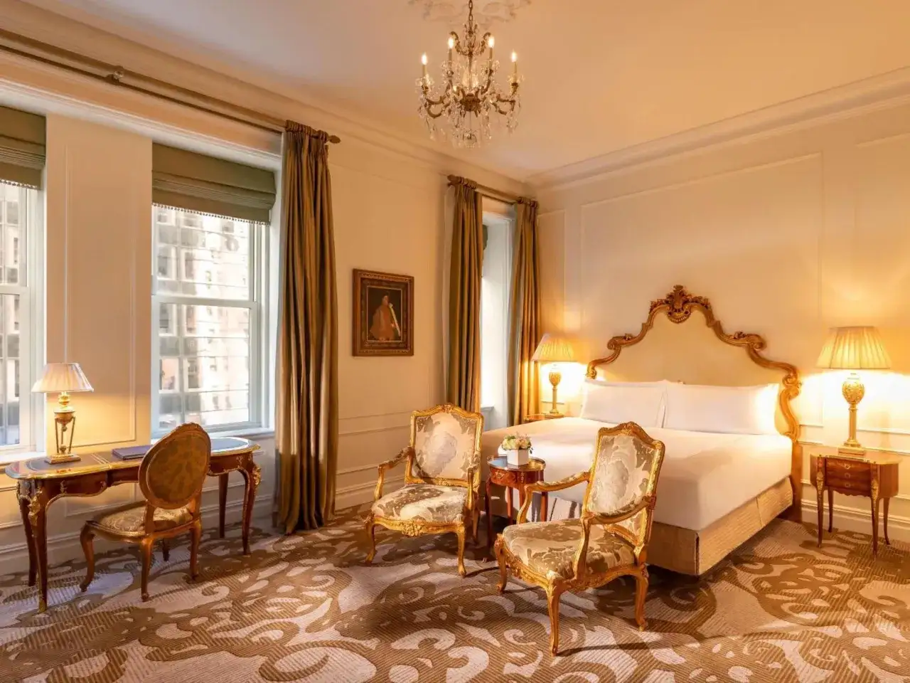Elegancki pokój w hotelu Plaza w Nowym Jorku. Sprawdź hotel Plaza Nowy Jork ceny i zarezerwuj luksusowy pobyt.