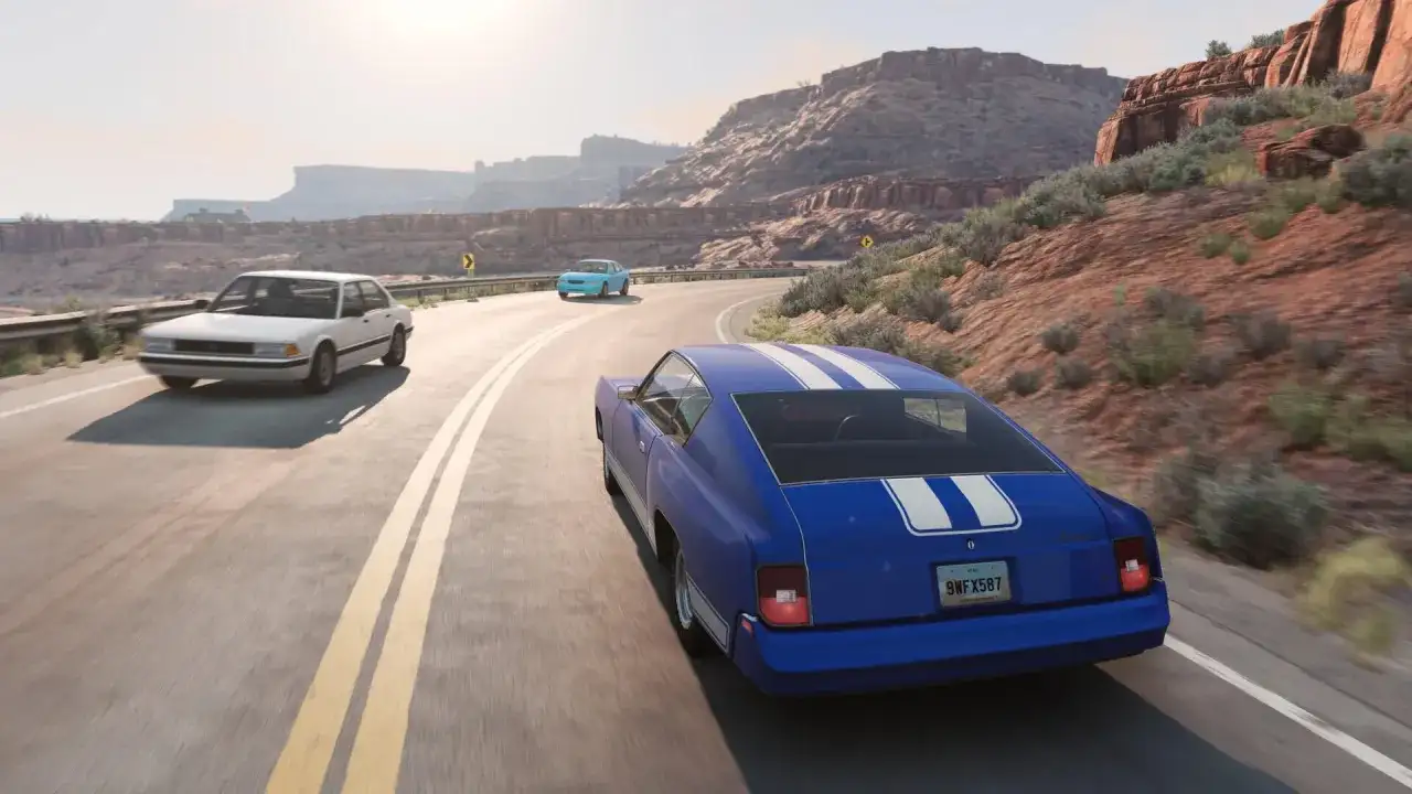 Trzy samochody jadą krętą drogą przez pustynny krajobraz. Zastanawiasz się, ile kosztuje BeamNG Drive na Steam?