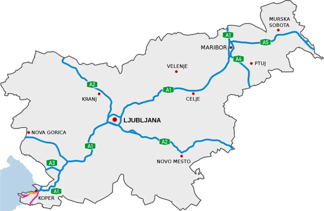 Mapa Słowenii z zaznaczonymi autostradami i miastami. Winieta słowenia jest niezbędna do podróżowania po tych drogach.