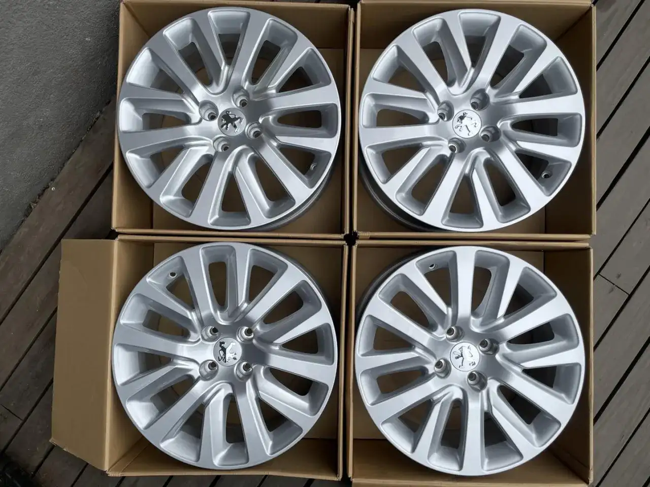 Cztery nowe felgi aluminiowe do Peugeot 407, gotowe do montażu. Idealne opony do tych felg zapewnią komfort i bezpieczeństwo.