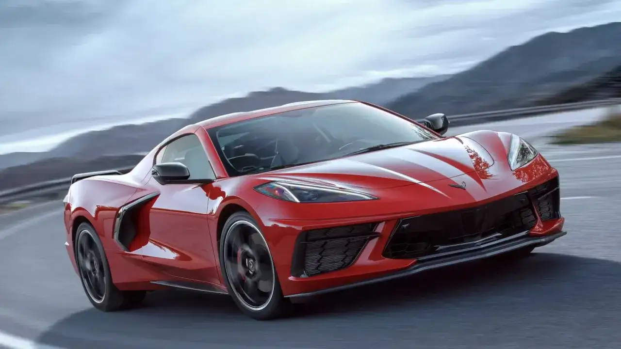 Czerwony Chevrolet Corvette C8 pędzi po krętej drodze. Sprawdź aktualną corvette c8 cena i marzenia o tym aucie.