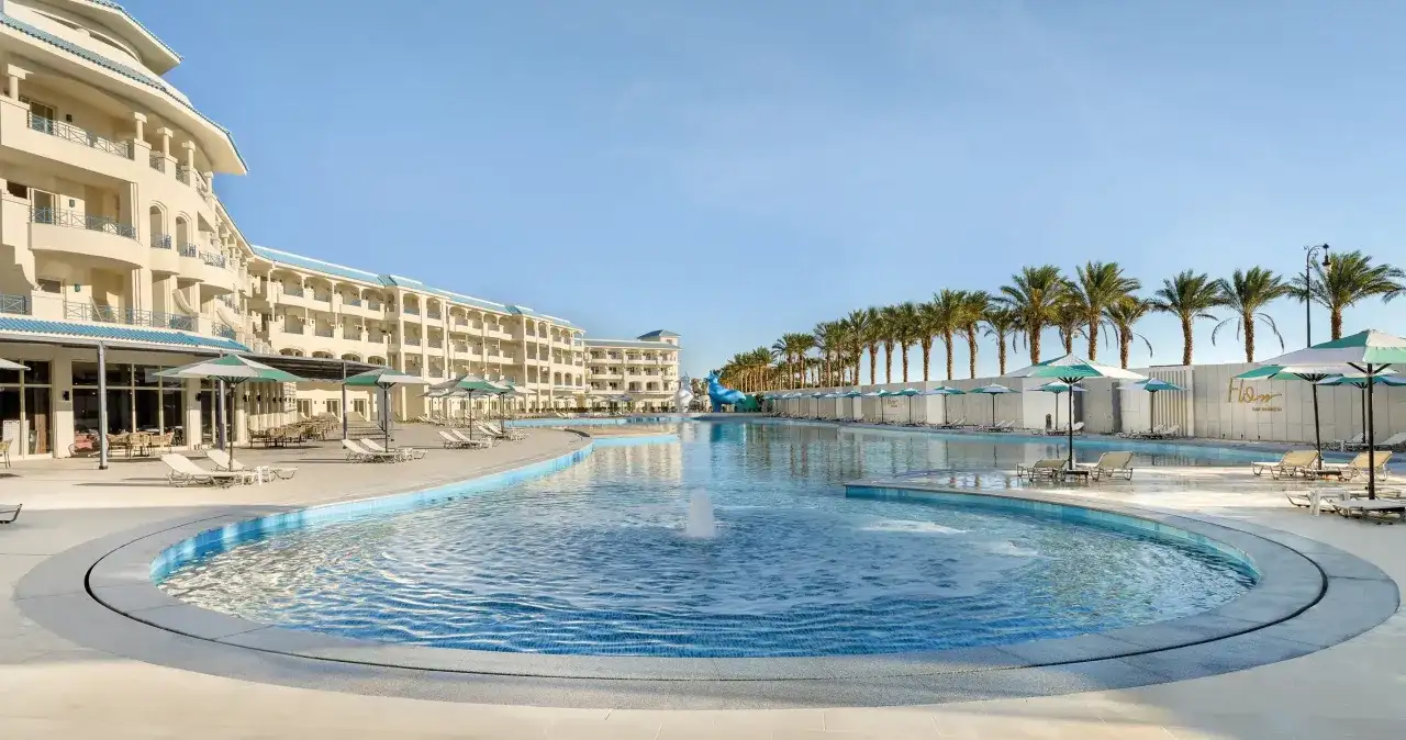 Super last minute Egipt! Hotel z basenem, palmami i leżakami. Idealne miejsce na relaks.