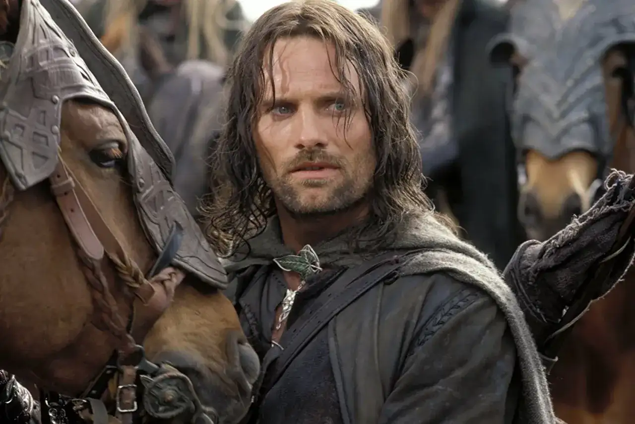 Viggo Mortensen jako Aragorn w filmach "Władca Pierścieni", z koniem w zbroi.