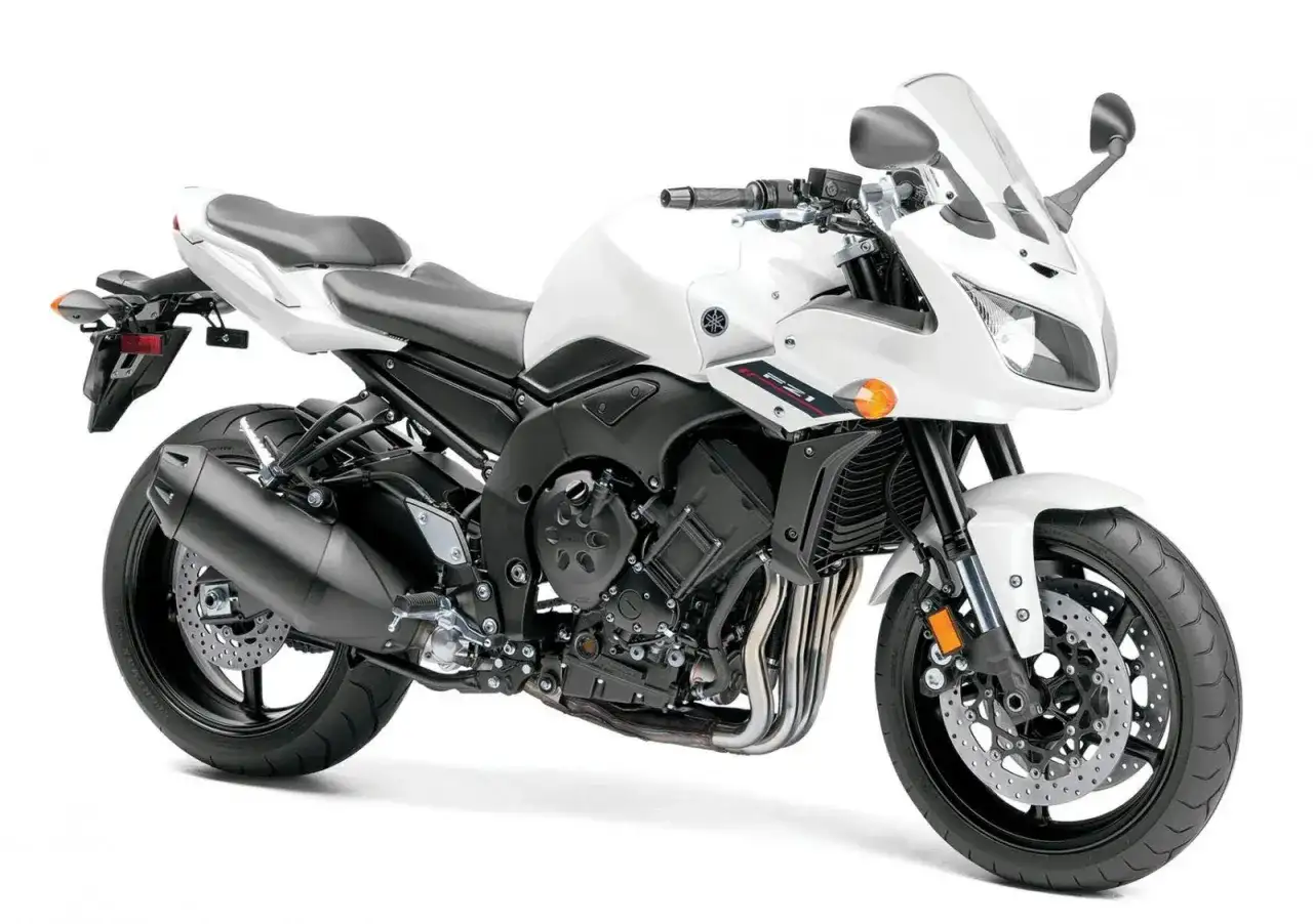 Biały motocykl Yamaha FZ1, gotowy do jazdy.