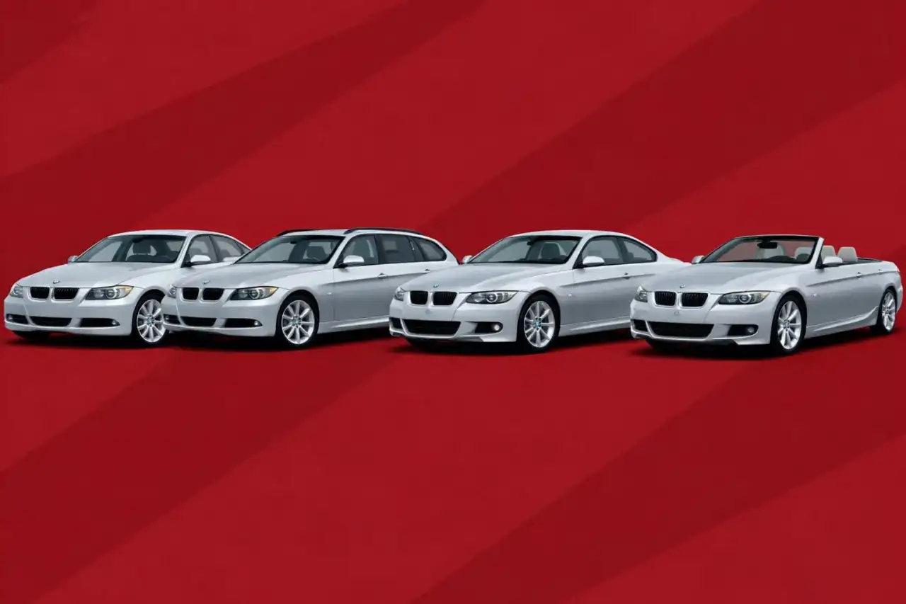 Cztery białe BMW serii 3 E90: sedan, kombi, coupe i kabriolet na czerwonym tle.