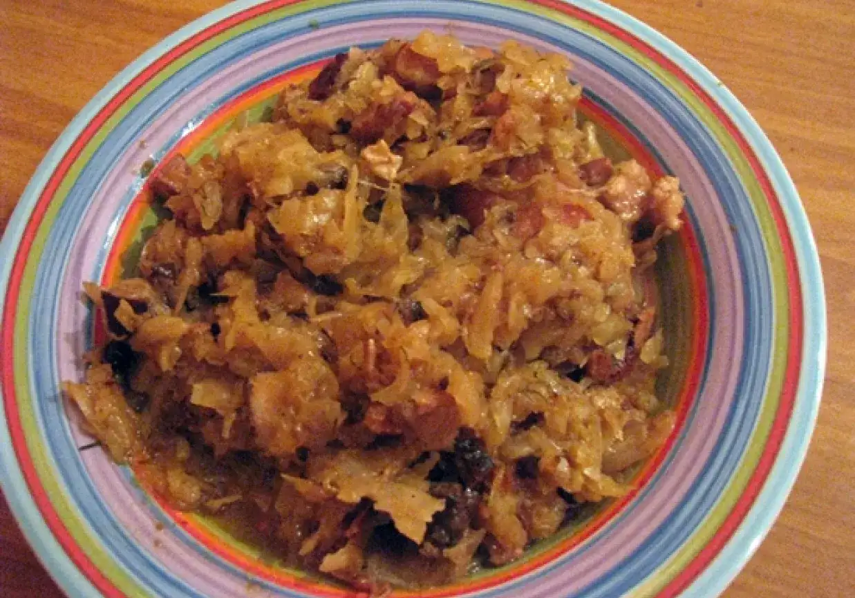 Pyszny bigos, który Ania gotuje, pachnie w całym domu. Na talerzu z kolorowymi paskami widać jego bogactwo.