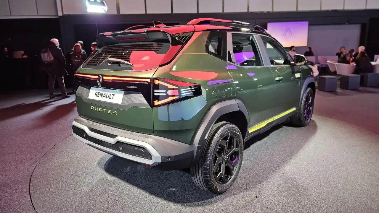 Nowy Renault Duster w zielonym kolorze z czerwonym dachem prezentuje się dynamicznie.