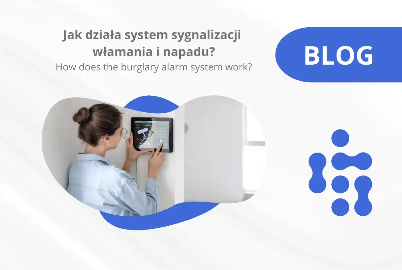 Kobieta obsługuje tablet z panelem sterowania system sygnalizacji włamania i napadu. Dowiedz się, jak działa bezpieczeństwo.