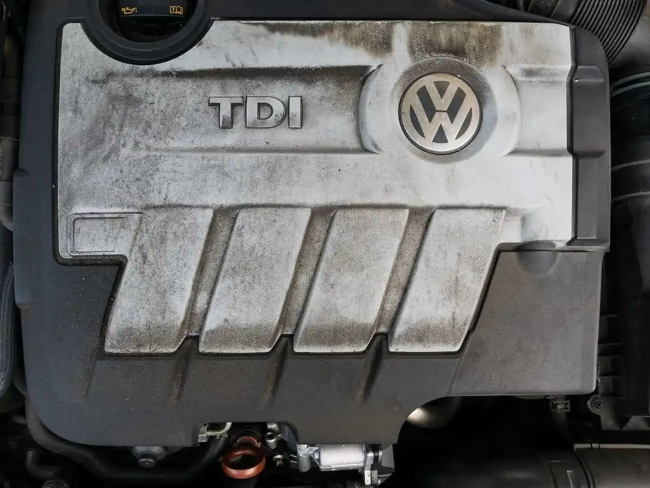 Silnik TDI 1.9 o mocy 105 KM, widoczny na pokrywie z logo VW.