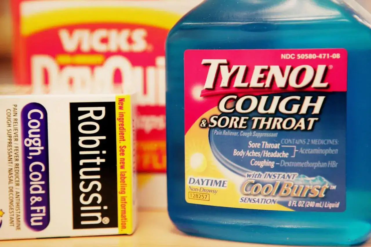 Syrop na kaszel mokry Tylenol i Robitussin. Pomogą na ból gardła i przeziębienie.