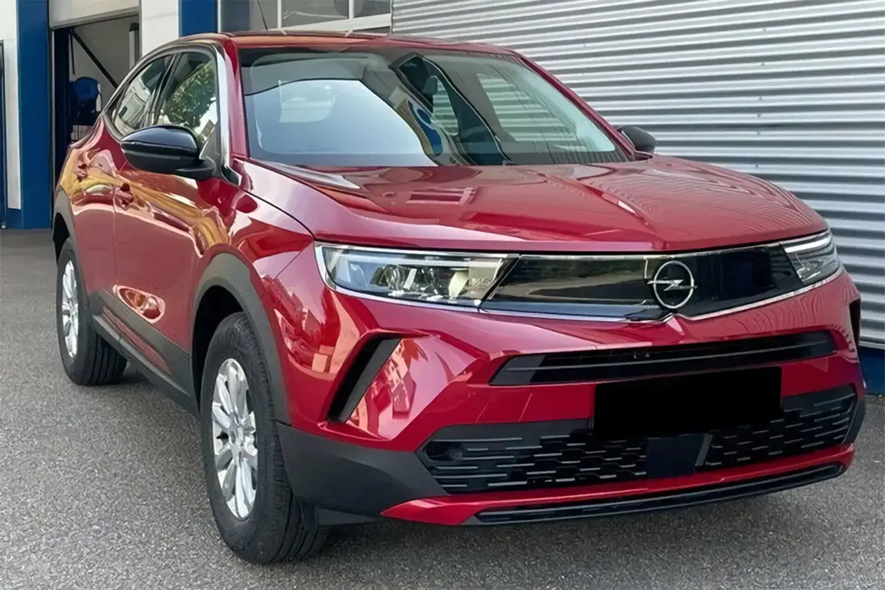 Czerwony Vauxhall Mokka lśni w słońcu, gotowy na miejskie przygody.