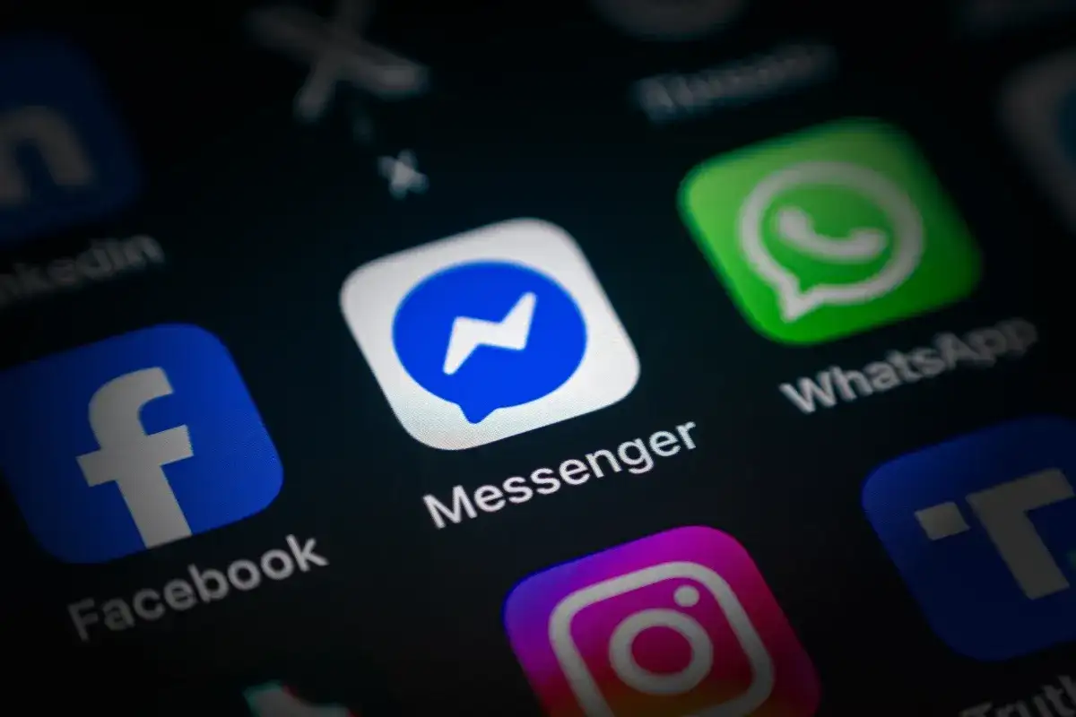Ikona Messengera na ekranie telefonu. Dowiedz się, jak zaktualizować Messenger, aby korzystać z najnowszych funkcji i bezpieczeństwa.