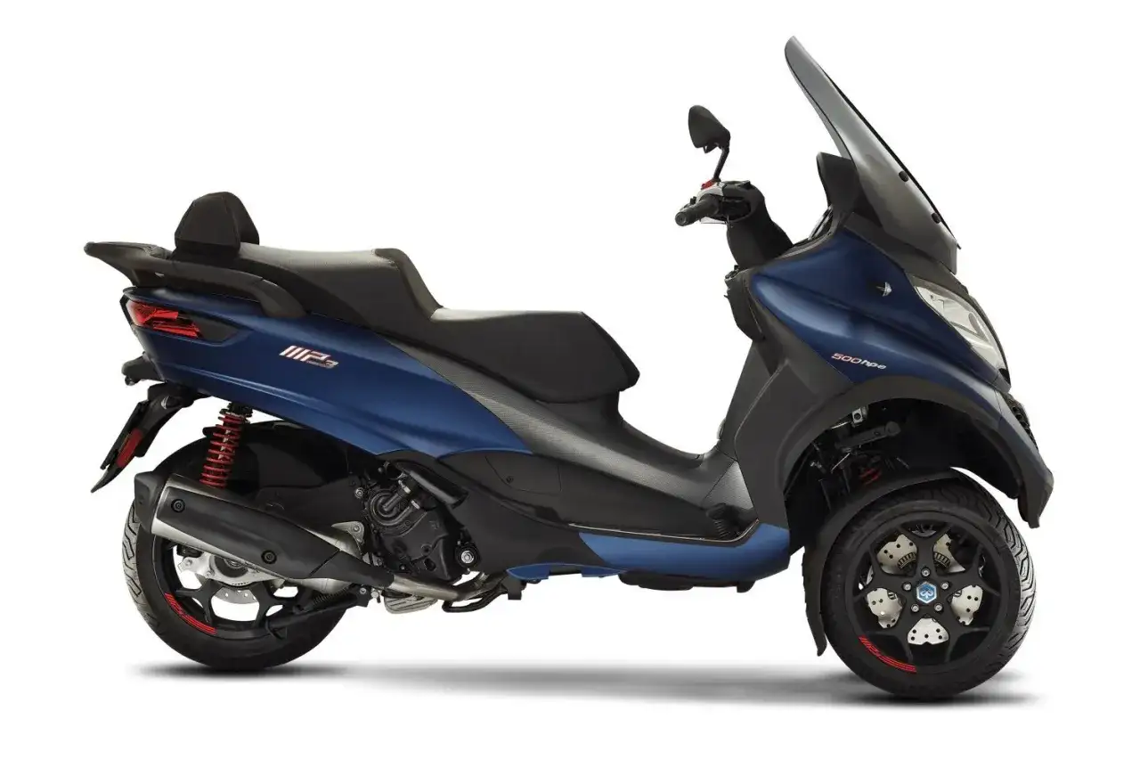 Niebieski Piaggio MP3 500, z trzema kołami, prezentuje się elegancko, choć jego wady mogą być dyskutowane.