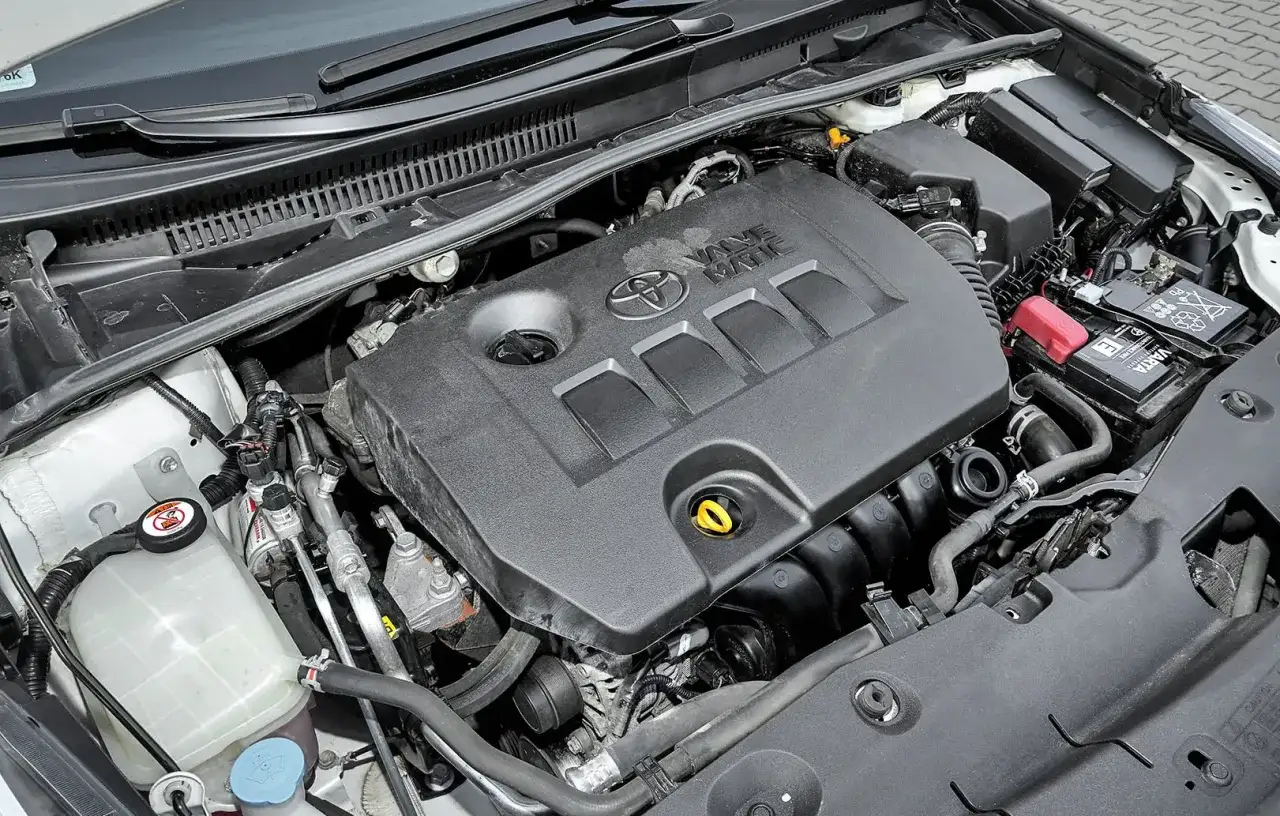 Silnik Valvematic w Toyota Avensis T27 1.8 benzyna, z widocznym akumulatorem i zbiorniczkiem płynu.