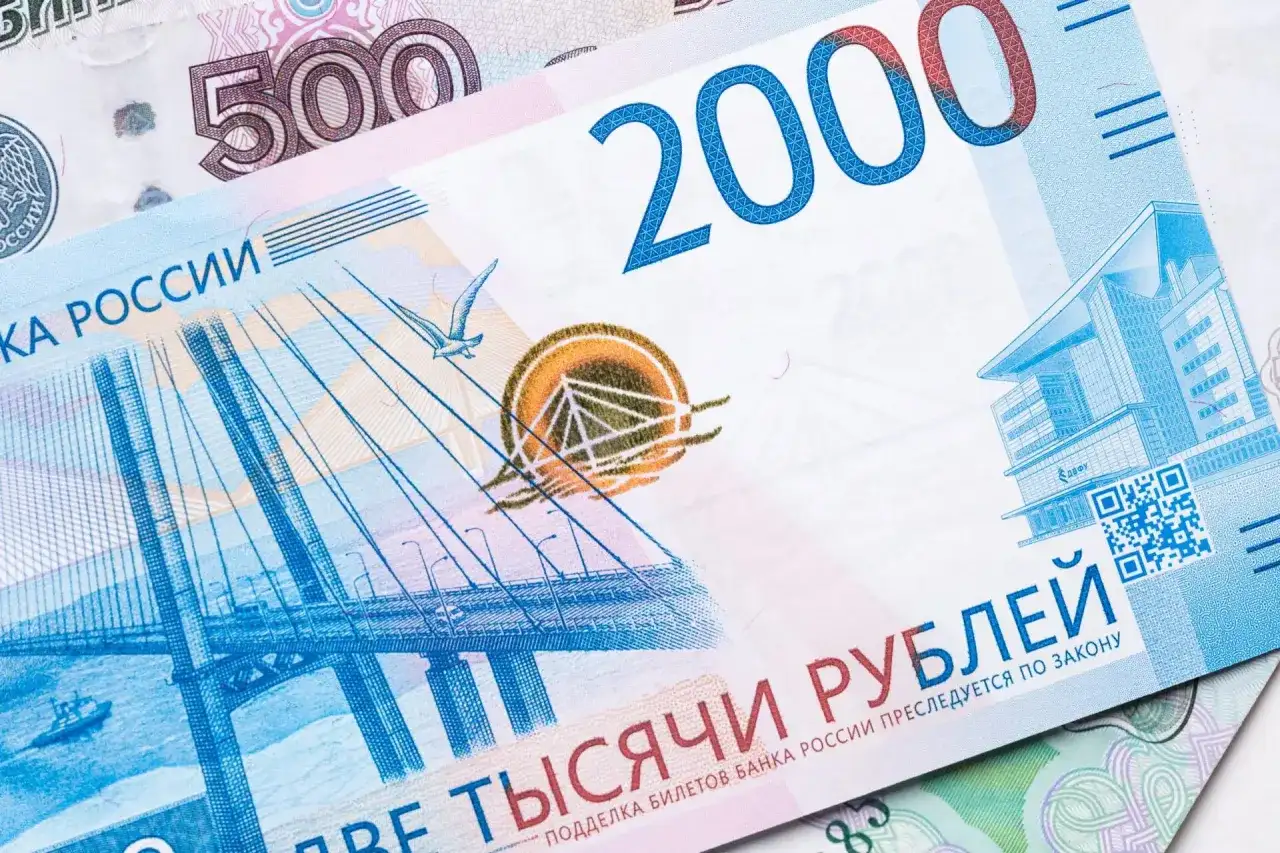 Rosja ma ruble. Na banknocie 2000 rubli widnieje most i budynek.
