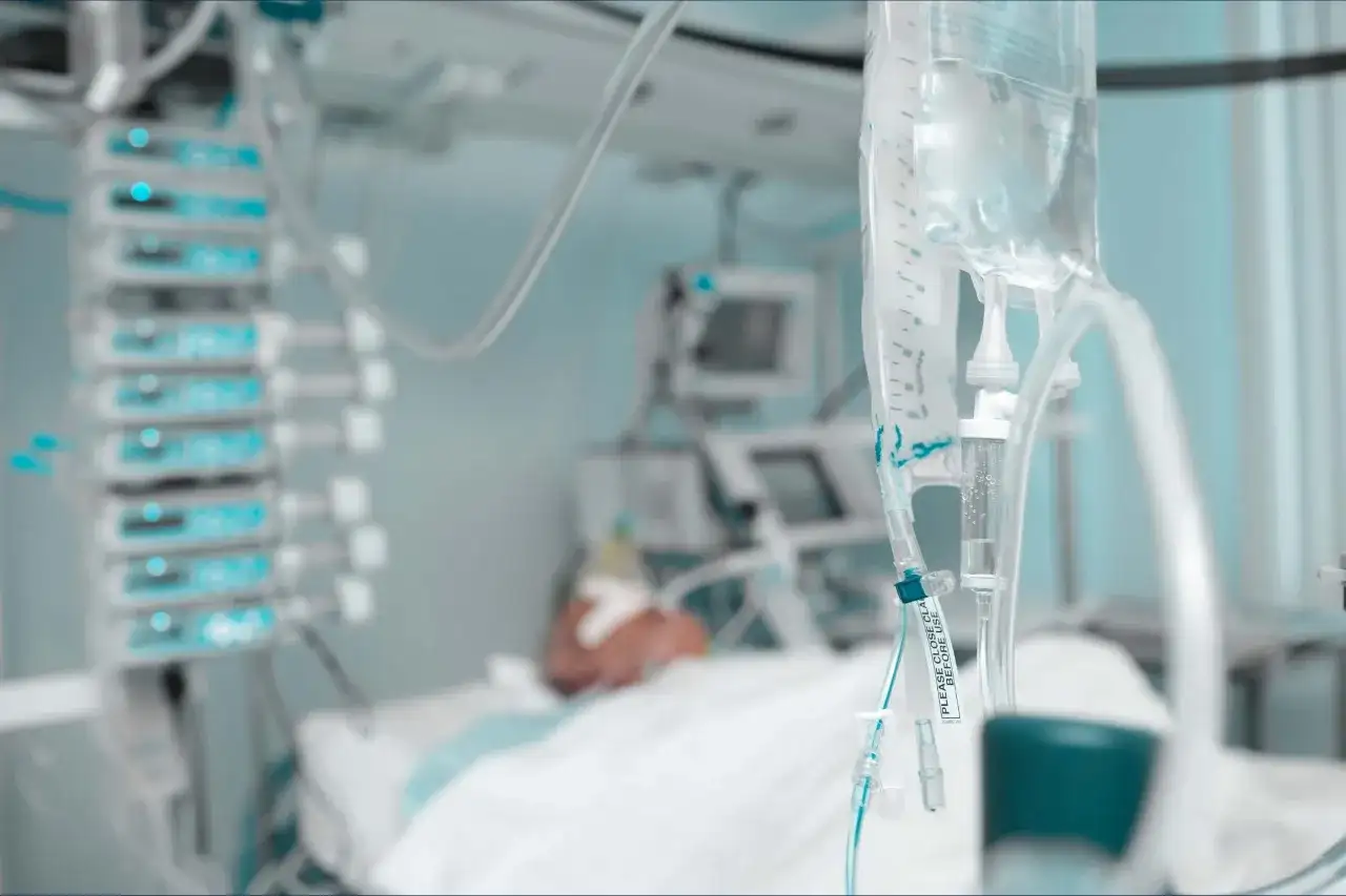 Intensywna terapia po operacji przysadki mózgowej. Kroplówka i aparatura medyczna przy pacjencie.