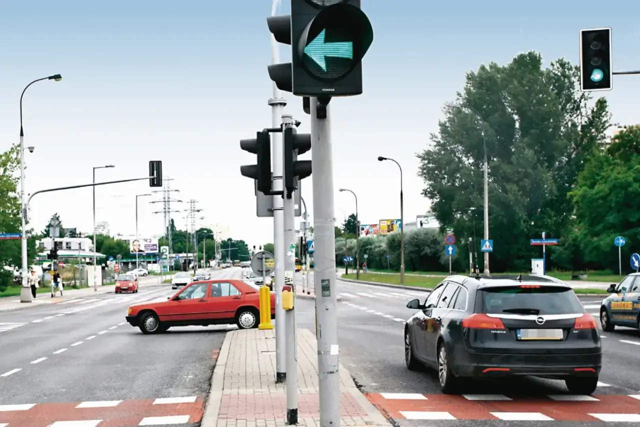 Sygnalizator S3 z zieloną strzałką w lewo wskazuje możliwość skrętu. Samochody czekają na zmianę świateł.