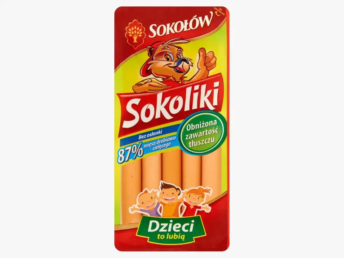 Opakowanie parówek Sokoliki z wizerunkiem wesołego zwierzątka i dzieci. Produkt bez osłonki, z obniżoną zawartością tłuszczu.