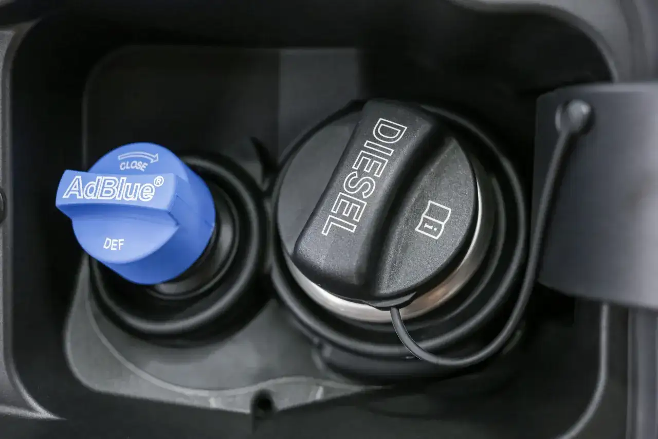 Bouchons de réservoir diesel et AdBlue. Attention, l'AdBlue est corrosif et peut endommager les surfaces.