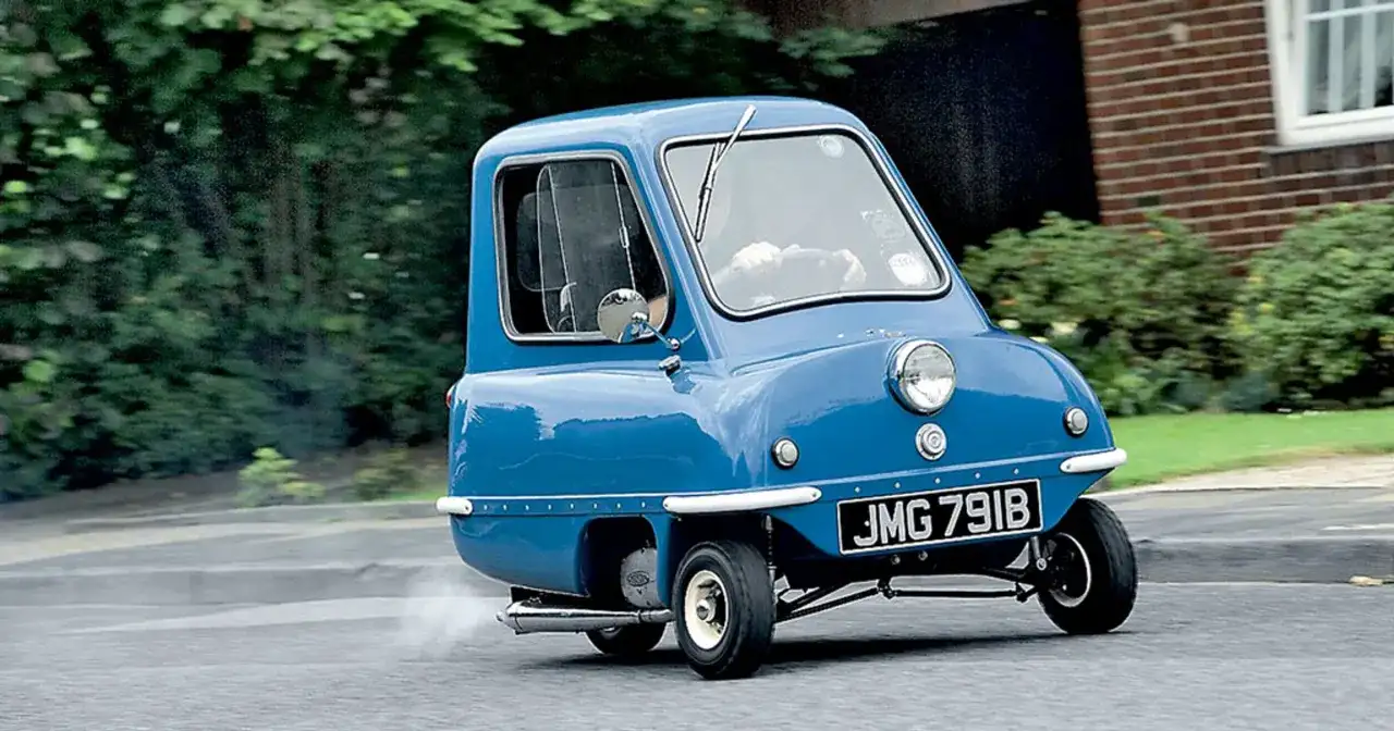 Niebieski Peel P50, najmniejszy samochód świata, w ruchu. Zastanawiasz się nad peel p50 cena?