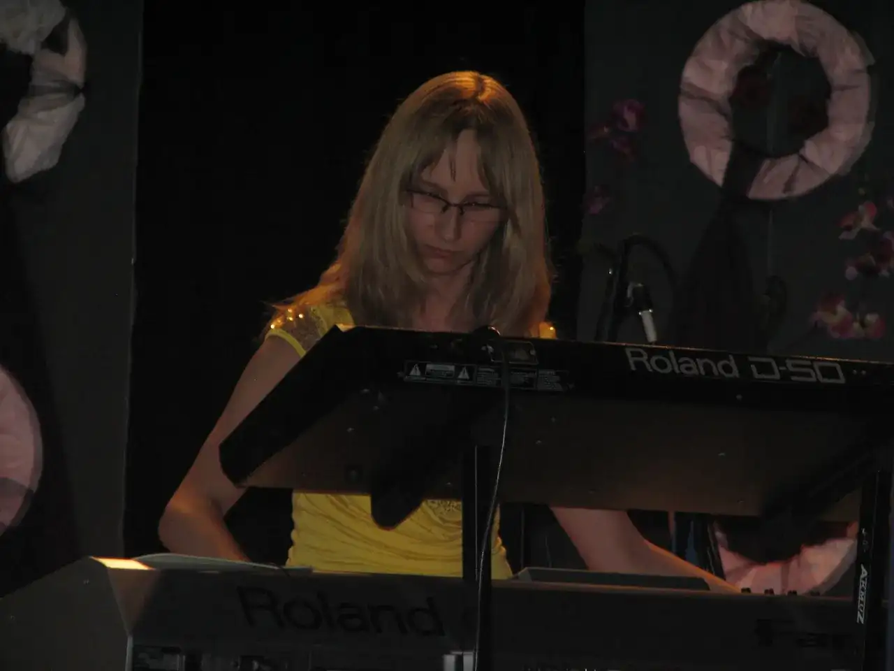 Niewidomy piosenkarz gra na syntezatorze Roland D-50.