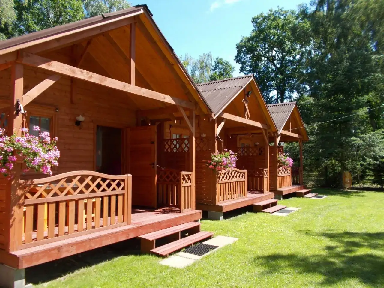 Urocze pobierowo domki nad morzem, otoczone zielenią, zapraszają na wypoczynek.
