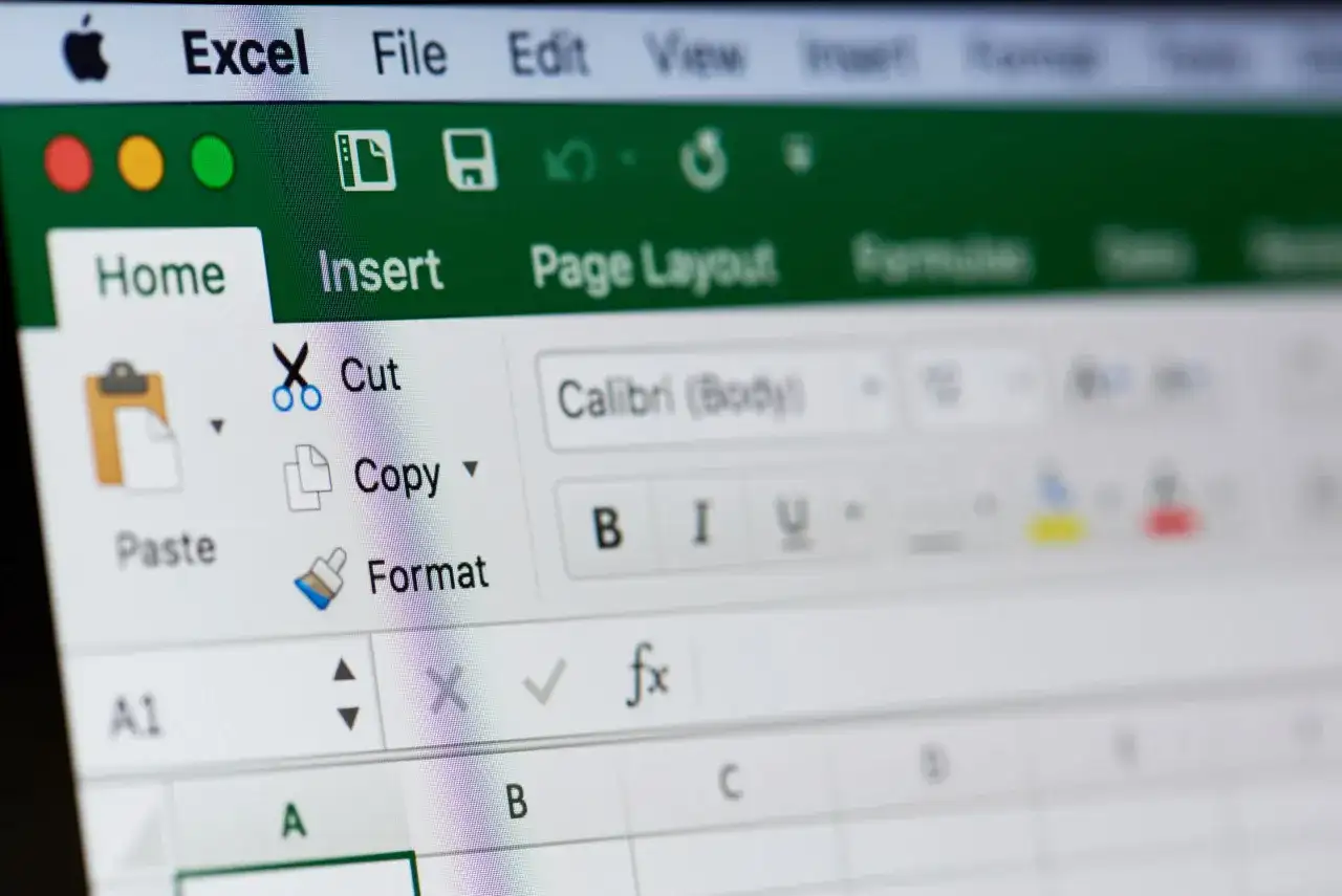 Ekran Excel z opcjami "Home", "Insert", "Cut", "Copy", "Paste". Widoczne ikony i przyciski do formatowania tekstu, ułatwiające blokowanie komórek Excel.