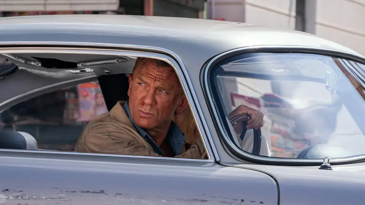 Daniel Craig som James Bond i en klassisk bil, redo för nya äventyr i filmer med James Bond.