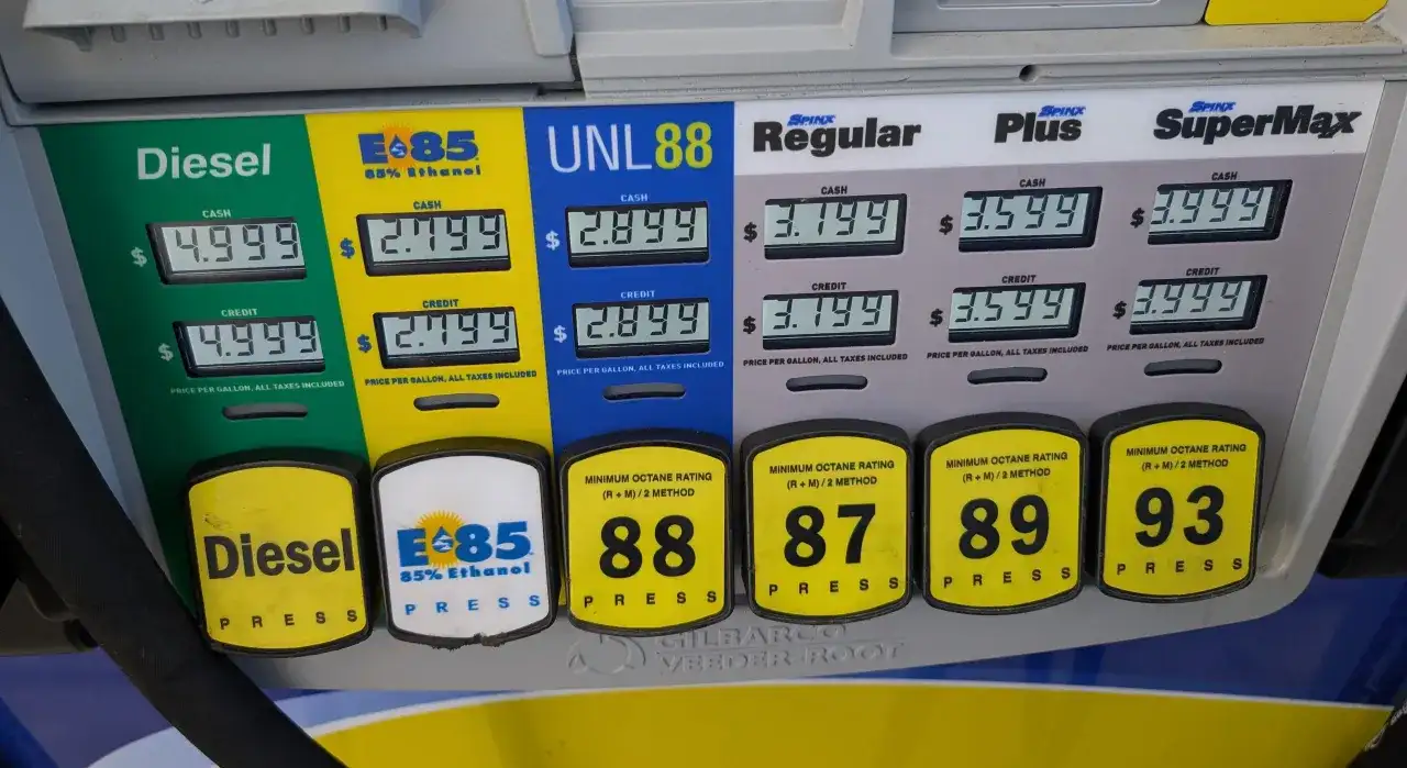 Cena e85 (85% etanolu) to 2.799 za galon. Obok widać ceny diesla, UNL88, Regular, Plus i SuperMax.