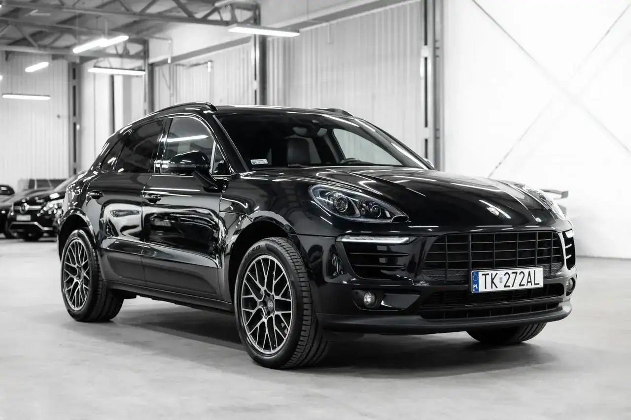 Czarny Porsche Macan lśni w garażu. Sprawdź atrakcyjną porsche macan cena i znajdź swój wymarzony SUV.