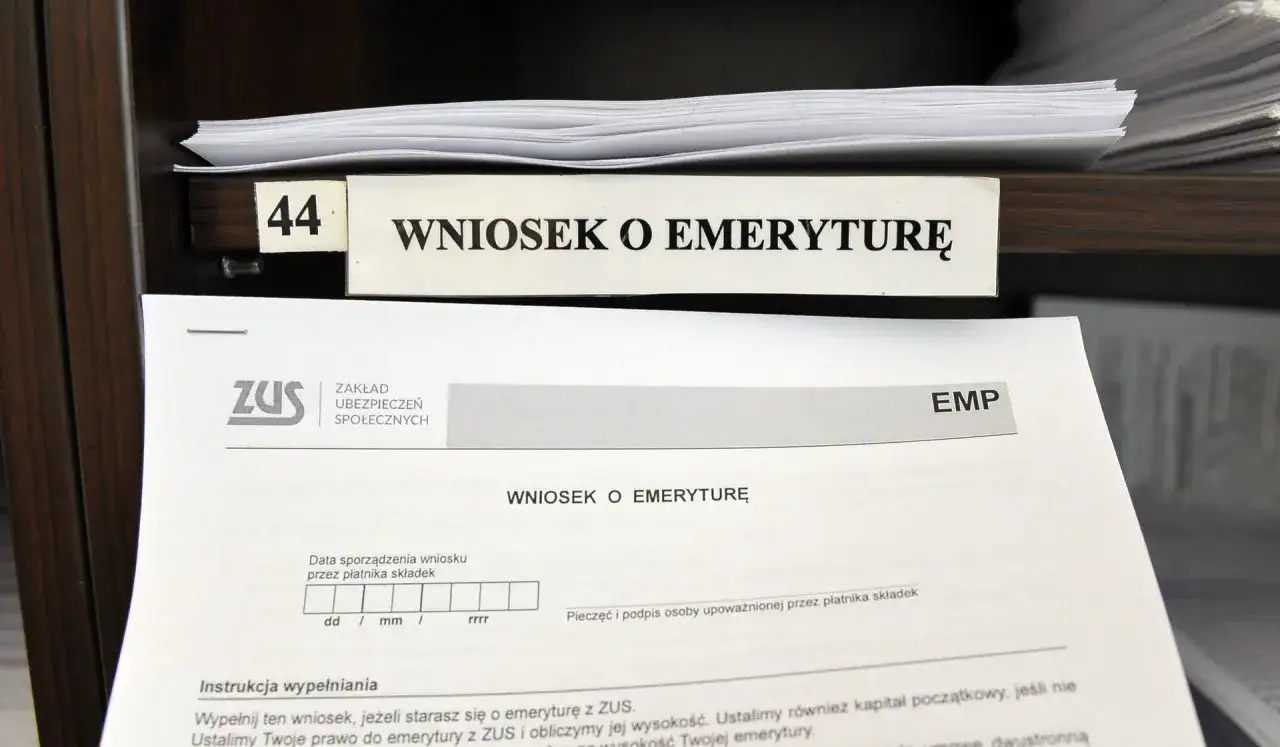 Wniosek o emeryturę z ZUS. Dokument "Wniosek o emeryturę" czeka na wypełnienie, by ustalić prawo i wysokość świadczenia.