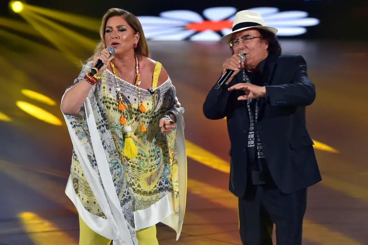 Al Bano i Romina Power na scenie, przypominając swoje największe utwory. Wokalistka w barwnej tunice, wokalista w eleganckim garniturze i kapeluszu.