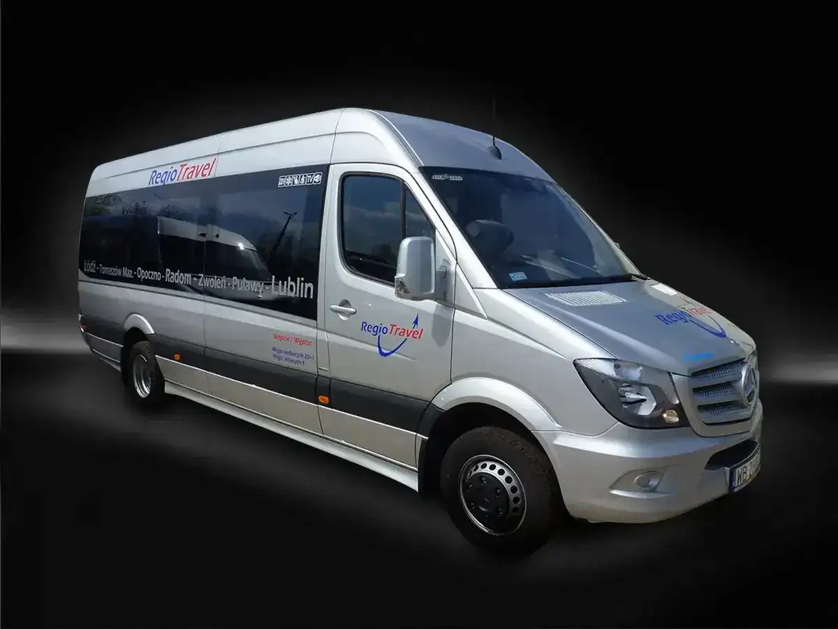 Srebrny bus RegioTravel z napisem "Łódź - Tomaszów Maz - Opoczno - Radom - Zwoleń - Puławy - Lublin" gotowy do podróży.