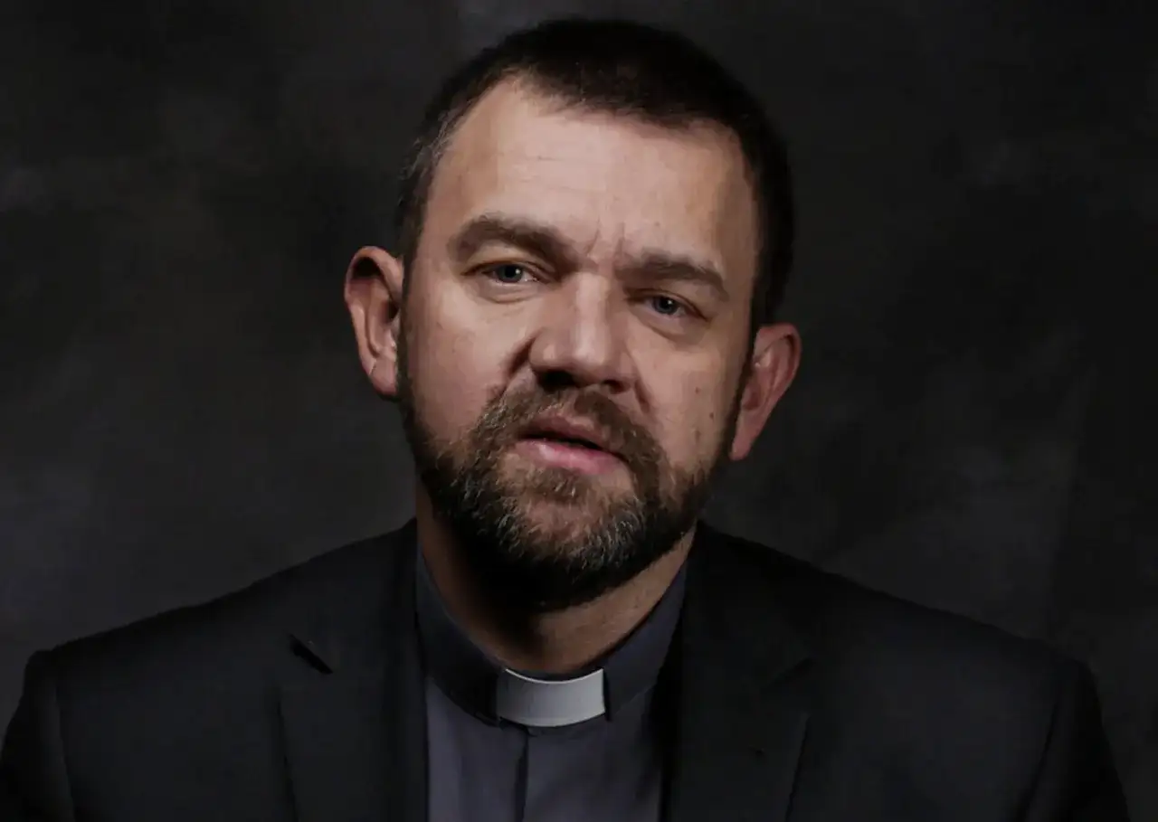 Duchowny z brodą w czarnym garniturze i białej kolarii. Jego spojrzenie sugeruje dylemat posłuszeństwa sumieniu a nauczanie hierarchów kościelnych.