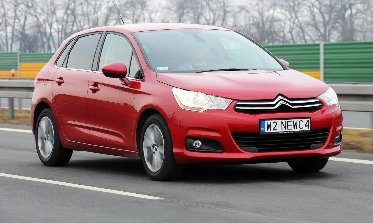 Czerwony Citroen C4 1.6 HDi w ruchu drogowym.